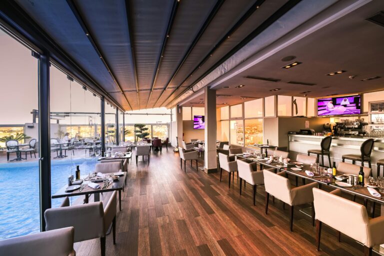 Zalety mobilnych systemów sprzedażowych do restauracji – czemu warto na nie postawić?